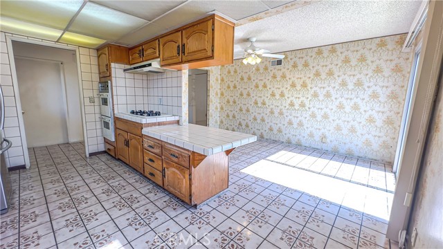 1702 E Bach Street, Carson CA: https://media.crmls.org/medias/7ec275ef-90d1-45a1-872e-c2536349113e.jpg