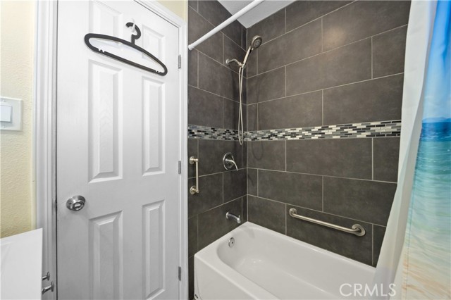 Detail Gallery Image 15 of 27 For 6838 Severn Dr, Paramount,  CA 90723 - 4 Beds | 2 Baths