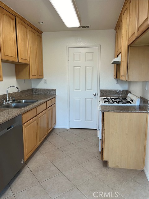 Detail Gallery Image 6 of 17 For 8202 Artesia Blvd #14,  Buena Park,  CA 90621 - 3 Beds | 2 Baths