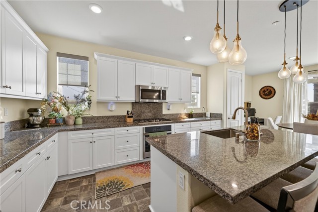 16765 Stags Leap Lane, Fontana CA: https://media.crmls.org/medias/7ec78afc-db39-4700-bc16-22578d142f90.jpg