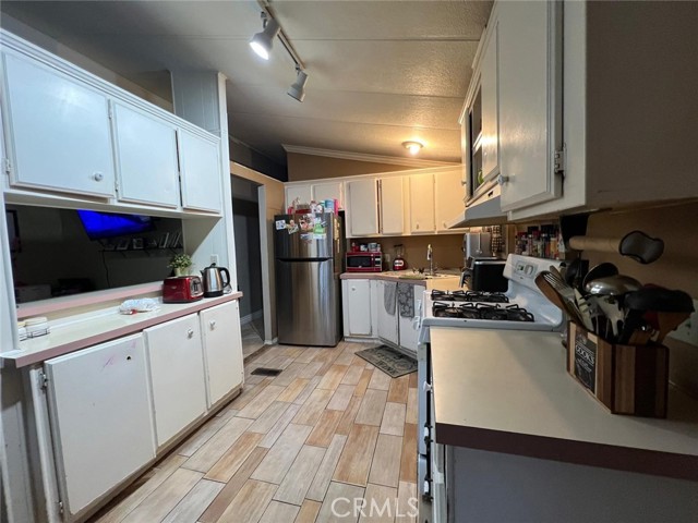 Detail Gallery Image 9 of 22 For 518 S Sullivan St #80,  Santa Ana,  CA 92704 - 3 Beds | 2 Baths