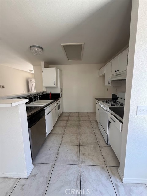 Detail Gallery Image 4 of 8 For 10434 Peach Ct, Adelanto,  CA 92301 - 3 Beds | 2 Baths