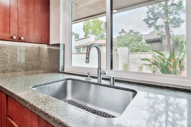 Detail Gallery Image 10 of 31 For 21500 Califa St #135,  Woodland Hills,  CA 91367 - 2 Beds | 2 Baths