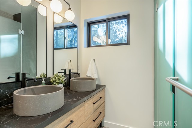 259 Victoria Lane, Sugarloaf CA: https://media.crmls.org/medias/7ed372d8-500a-4a1e-952c-0ae2241cf427.jpg