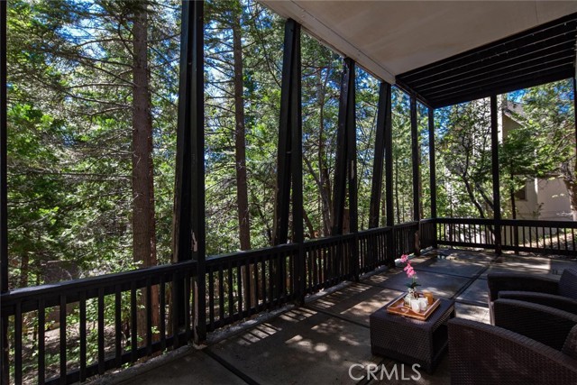 Wonderful bottom deck
surrounded by nature