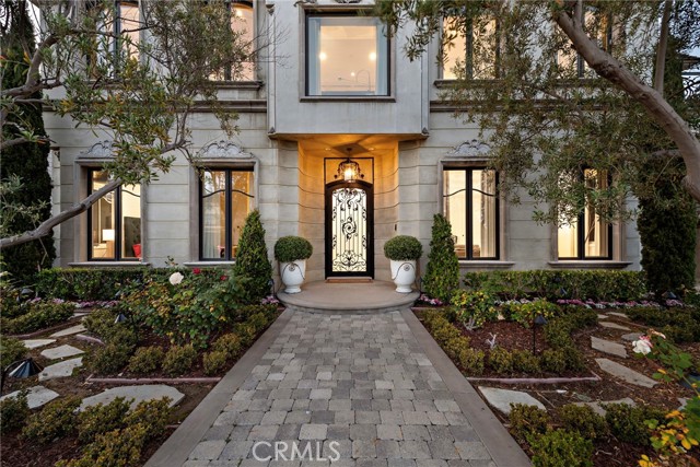 Detail Gallery Image 2 of 75 For 530 Kings Rd, Newport Beach,  CA 92663 - 5 Beds | 4/3 Baths