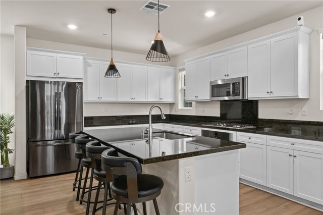 Detail Gallery Image 8 of 31 For 16724 Stags Leap, Fontana,  CA 92336 - 3 Beds | 2/1 Baths