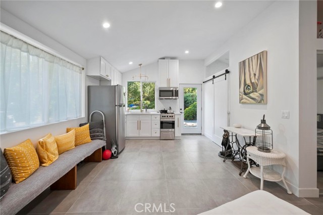 20955 De Mina Street, Woodland Hills CA: https://media.crmls.org/medias/7ed9cae2-ad76-40aa-8c68-6d2e7eec1c3a.jpg