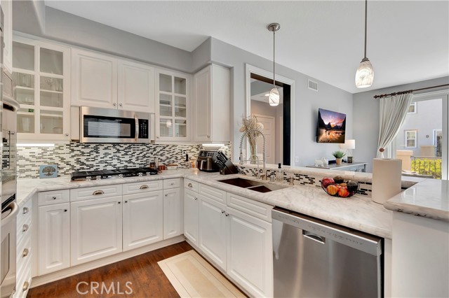 19281 Surf Drive, Huntington Beach CA: https://media.crmls.org/medias/7ed9d746-14bb-4751-9cee-591a4d4d16f1.jpg
