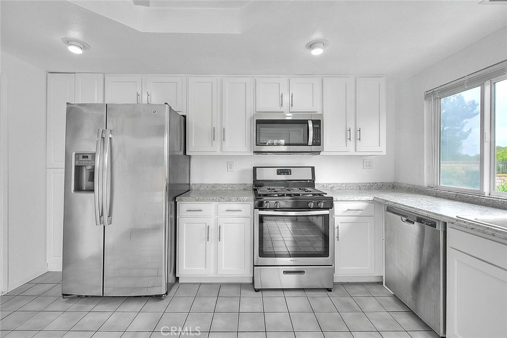 https://media.crmls.org/medias/7edc938e-e8c7-4ca6-91c3-f1b32dbc68a6.jpg?preset=X-Large