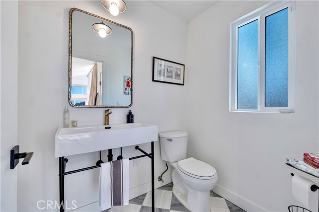 Detail Gallery Image 11 of 34 For 6413 La Punta Dr, Los Angeles,  CA 90068 - 4 Beds | 2/1 Baths