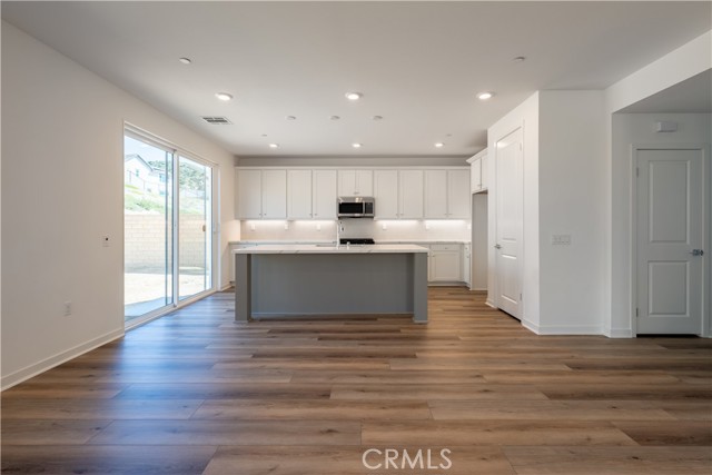 Detail Gallery Image 3 of 5 For 28823 Appaloosa Pl, Castaic,  CA 91384 - 4 Beds | 3 Baths