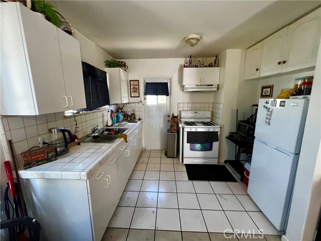 Detail Gallery Image 4 of 10 For 5354 De Roja Ave, Woodland Hills,  CA 91364 - 4 Beds | 2 Baths
