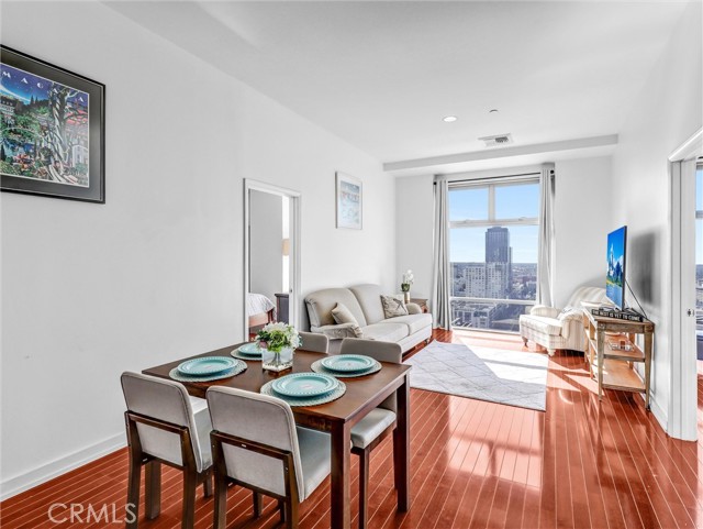 Detail Gallery Image 10 of 32 For 801 S Grand Ave #1812,  Los Angeles,  CA 90017 - 2 Beds | 2 Baths