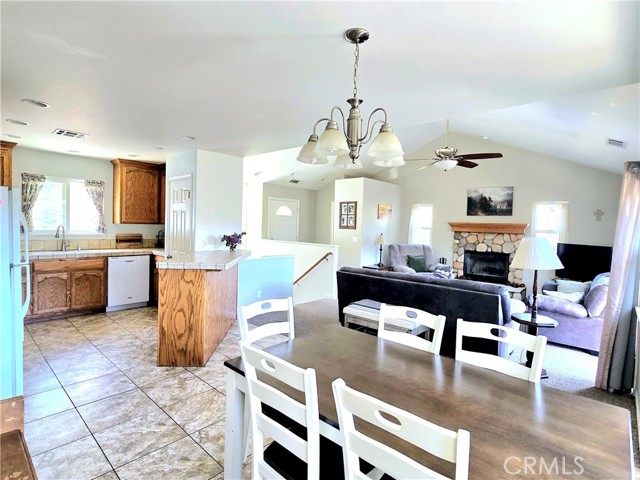 Detail Gallery Image 6 of 28 For 22337 Briarwood, Crestline,  CA 92325 - 4 Beds | 2/1 Baths