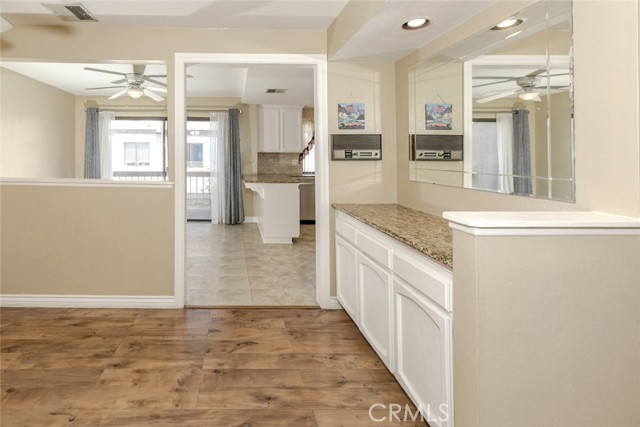 Detail Gallery Image 8 of 41 For 20737 Roscoe Bld #102,  Winnetka,  CA 91306 - 3 Beds | 3 Baths