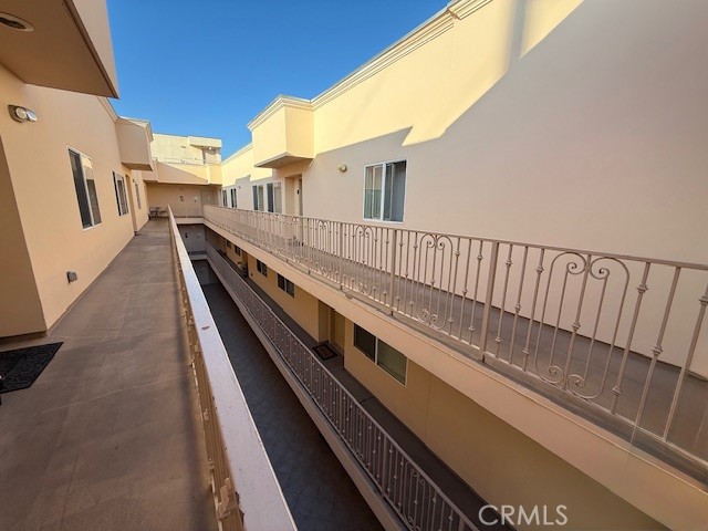 Detail Gallery Image 13 of 15 For 13525 Vanowen St #301,  Van Nuys,  CA 91405 - 3 Beds | 2 Baths