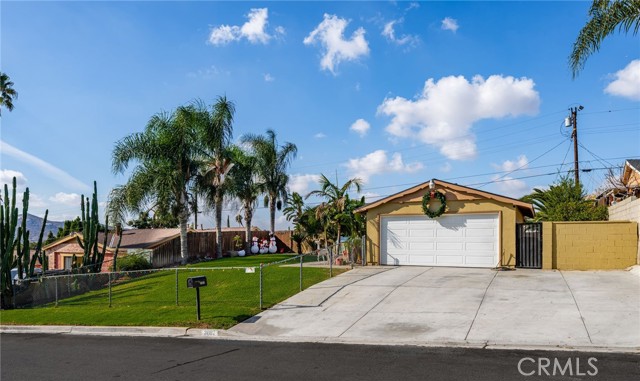 Detail Gallery Image 1 of 35 For 3087 Laurel Dr, Jurupa Valley,  CA 92509 - 4 Beds | 2 Baths