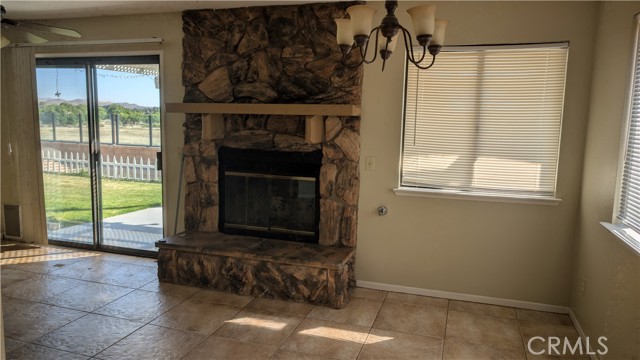 Detail Gallery Image 9 of 37 For 13959 Driftwood Dr, Victorville,  CA 92395 - 3 Beds | 2 Baths