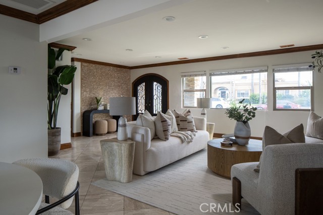 Detail Gallery Image 2 of 10 For 401 Holmwood, Newport Beach,  CA 92663 - 2 Beds | 2/1 Baths