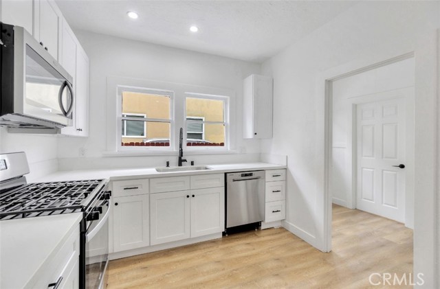 586 W 12th Street, San Pedro CA: https://media.crmls.org/medias/7ee91727-3673-48ef-bfc0-c61a341806a7.jpg