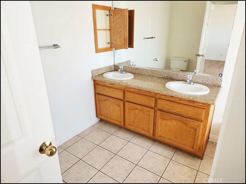 https://media.crmls.org/medias/7eea7d73-8765-4dab-b1c7-222033e8ab64.jpg?preset=X-Large