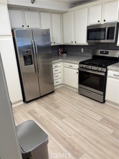 Detail Gallery Image 4 of 14 For 240 Nice Ln #101,  Newport Beach,  CA 92663 - 2 Beds | 2 Baths