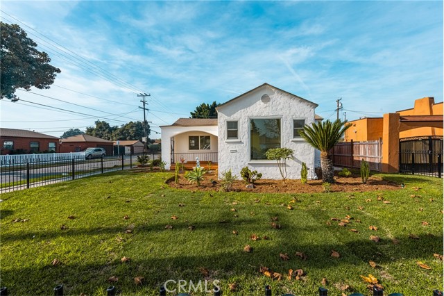 Detail Gallery Image 2 of 17 For 621 S Burris, Compton,  CA 90221 - 4 Beds | 2/1 Baths