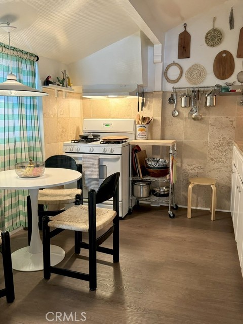 Detail Gallery Image 3 of 12 For 2409 Hyperion Ave, Los Angeles,  CA 90027 - 1 Beds | 1 Baths