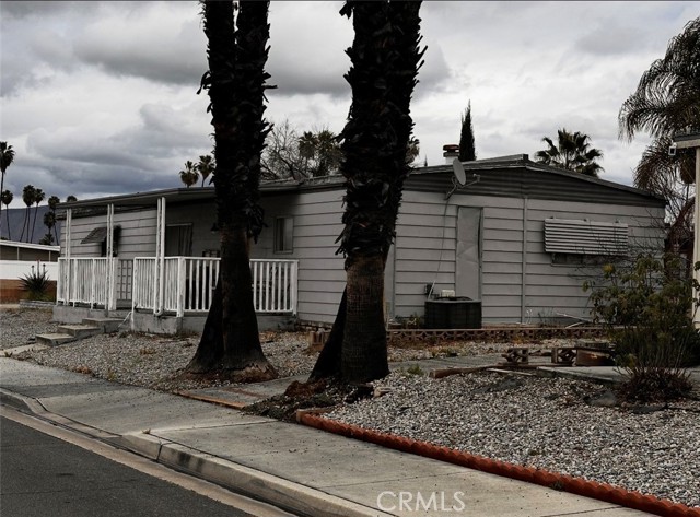 1797 W Johnston, Hemet CA: https://media.crmls.org/medias/7ef37ac1-f35b-463c-b92f-5d8951ea439a.jpg