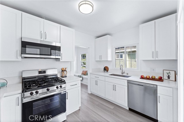 765 Loma Avenue, Long Beach CA: https://media.crmls.org/medias/7ef3c800-736e-4485-91ea-b63f8137e8d8.jpg