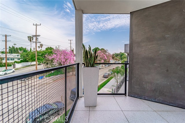 2828 London Street, Los Angeles CA: https://media.crmls.org/medias/7ef5bb83-9695-4180-8164-9a1fa50f4453.jpg