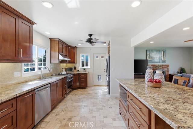 Detail Gallery Image 6 of 39 For 17441 Jefferson Ln, Huntington Beach,  CA 92647 - 3 Beds | 2 Baths