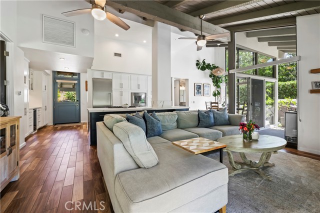 Detail Gallery Image 10 of 32 For 455 Vista Grande, Newport Beach,  CA 92660 - 3 Beds | 2 Baths