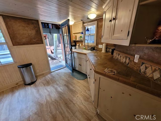 810 Lake Drive, Lake Arrowhead CA: https://media.crmls.org/medias/7ef85e18-edae-4acd-a76a-6368bbbe73e3.jpg