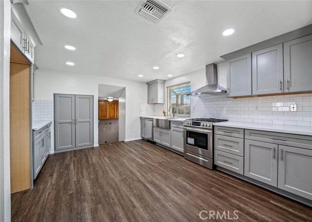 Detail Gallery Image 4 of 19 For 39812 Golfers, Palmdale,  CA 93551 - 5 Beds | 3 Baths