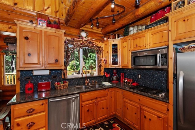 Detail Gallery Image 12 of 48 For 28730 Potomac, Lake Arrowhead,  CA 92352 - 3 Beds | 3 Baths