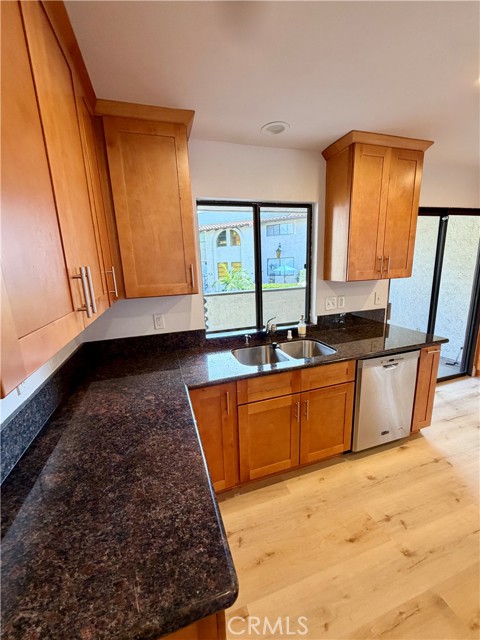 Detail Gallery Image 4 of 17 For 400 S Flower #8,  Orange,  CA 92868 - 3 Beds | 2/1 Baths