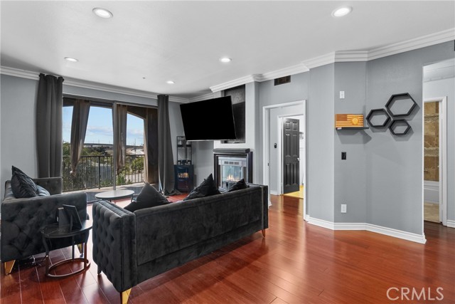 555 Maine Avenue, Long Beach CA: https://media.crmls.org/medias/7eff534c-fe52-4611-b54c-f3086331cd9e.jpg