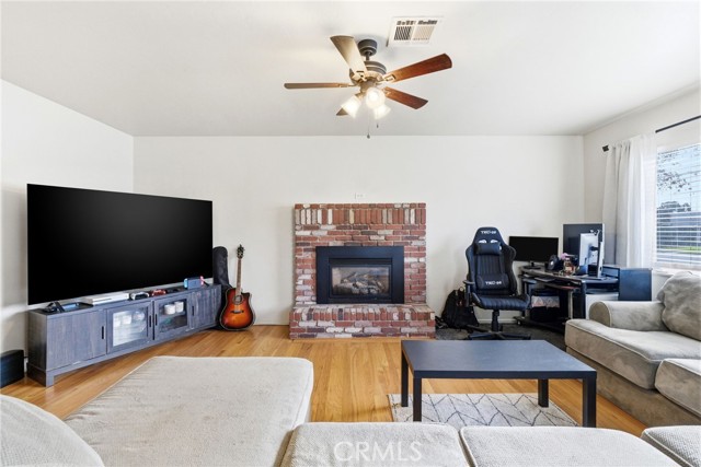 Detail Gallery Image 15 of 44 For 2410 S Locust, Visalia,  CA 93277 - 2 Beds | 1 Baths