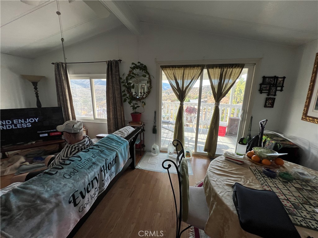 https://media.crmls.org/medias/7f05bd48-4194-4938-8afc-cbc386442e62.jpg?preset=X-Large