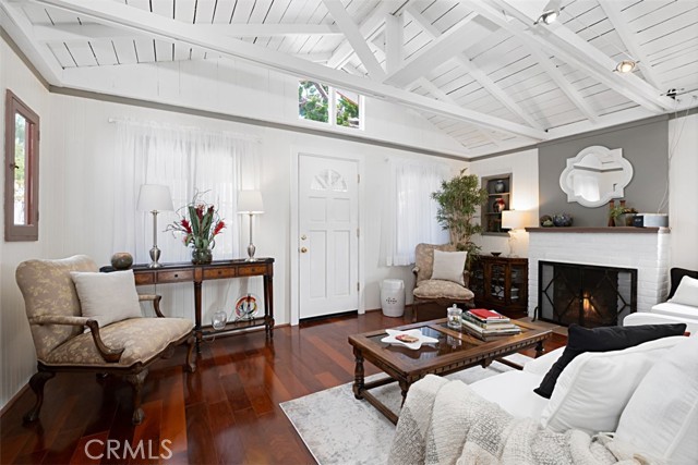 555 Through Street, Laguna Beach CA: https://media.crmls.org/medias/7f0695eb-5912-4554-8102-20a4a292b32f.jpg