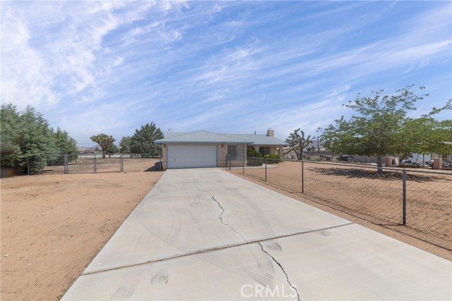 21930 Mohican Avenue, Apple Valley CA: https://media.crmls.org/medias/7f06dc06-d5f4-4da5-9ddd-976b29d9d2b4.jpg