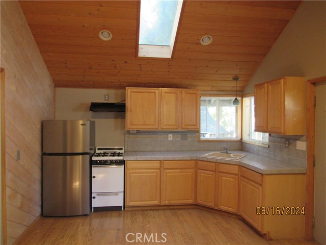 Detail Gallery Image 9 of 17 For 23348 South Village Ln., Crestline,  CA 92325 - 1 Beds | 1 Baths