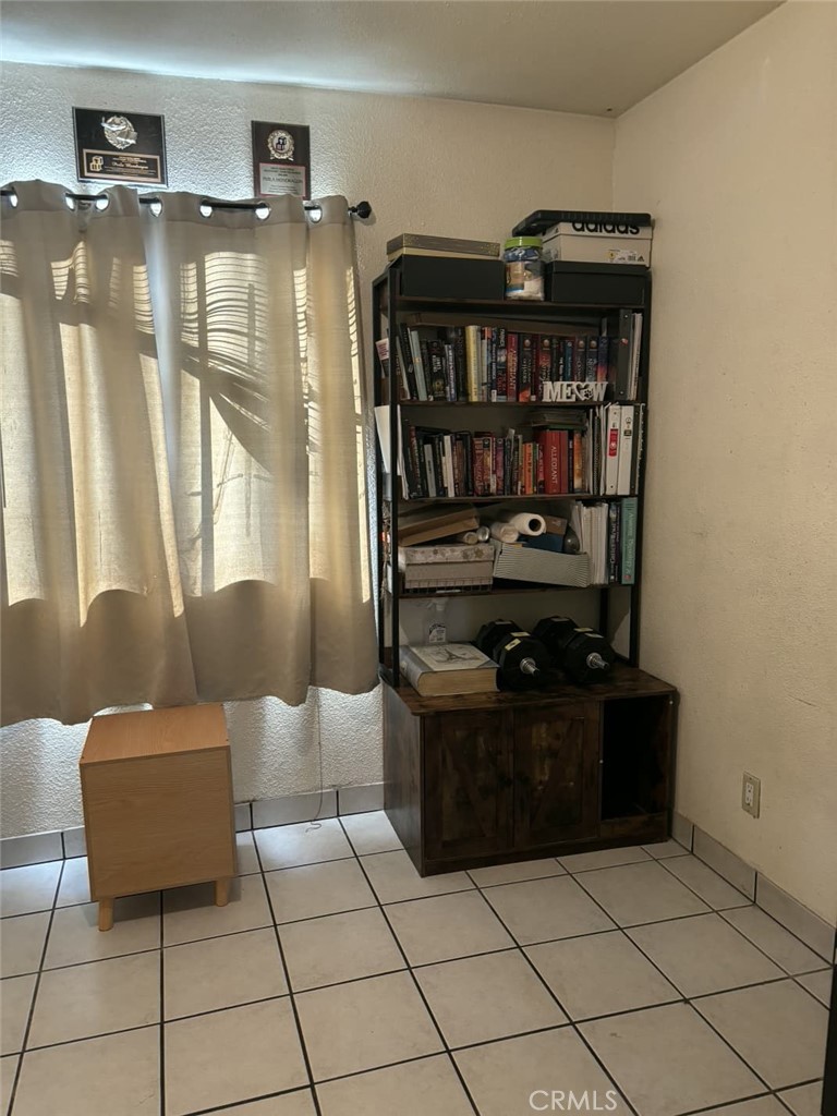 https://media.crmls.org/medias/7f0875d8-ddd6-4d35-b8da-9b378419ef55.jpg?preset=X-Large