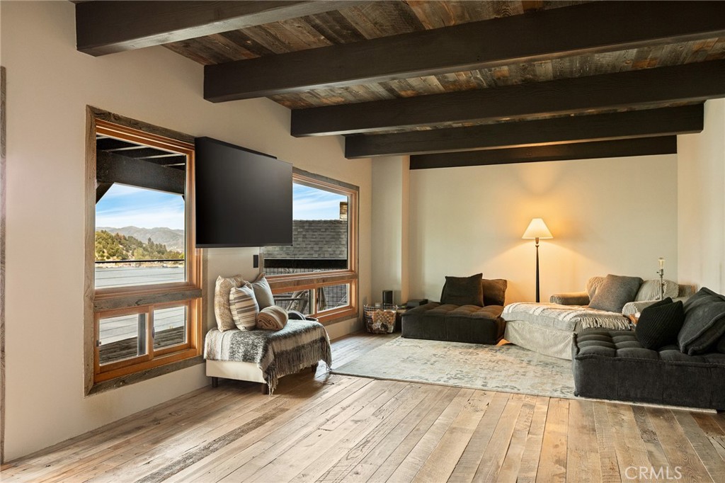 https://media.crmls.org/medias/7f0967c2-3665-47a4-ac17-e86752170101.jpg?preset=X-Large