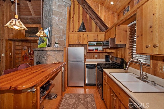 Detail Gallery Image 13 of 17 For 295 Sunset, Lake Arrowhead,  CA 92352 - 3 Beds | 2 Baths