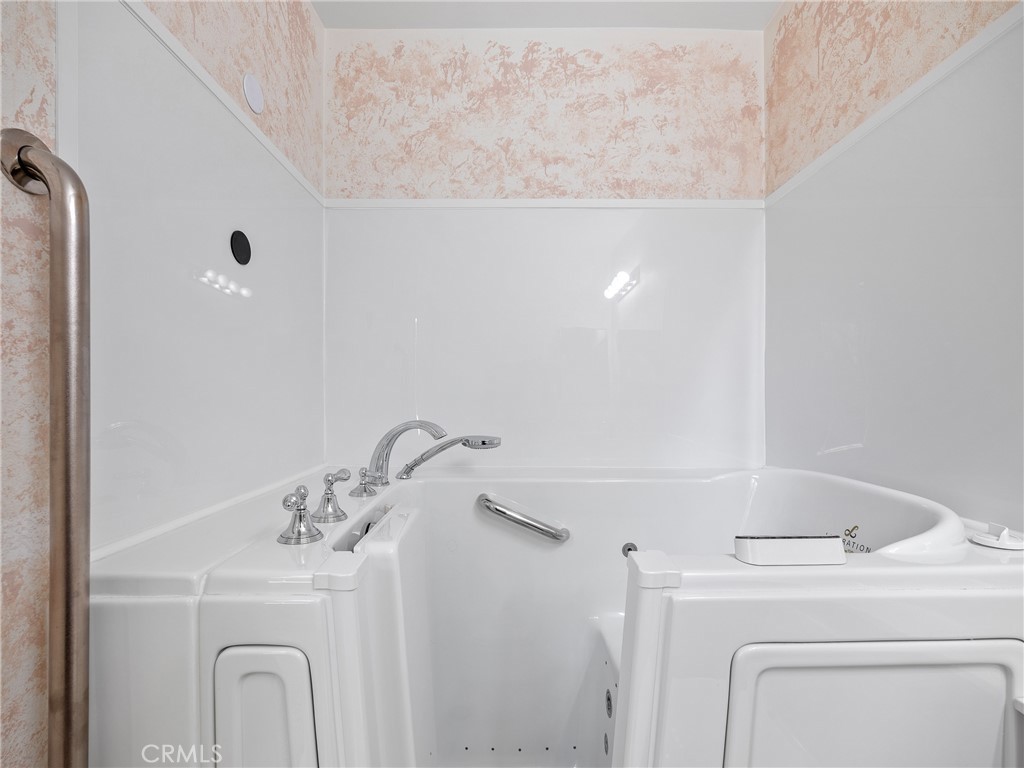 https://media.crmls.org/medias/7f0dc867-3bf8-4de1-bf24-392f76ee701f.jpg?preset=X-Large