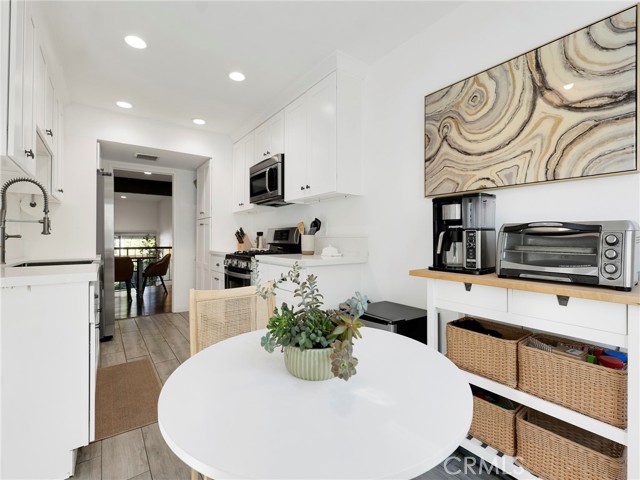 Detail Gallery Image 13 of 27 For 11806 Moorpark #C,  Studio City,  CA 91604 - 4 Beds | 3 Baths