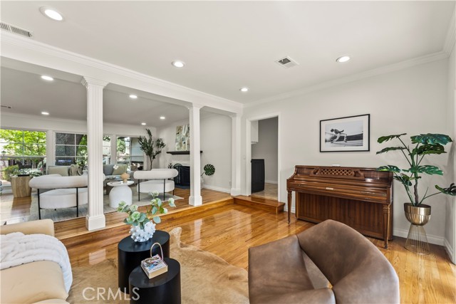 Detail Gallery Image 13 of 43 For 4428 Saugus Ave, Sherman Oaks,  CA 91403 - 4 Beds | 4 Baths